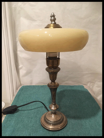 II.3112  LÁMPARAS DE OPALINA  Y BRONCE