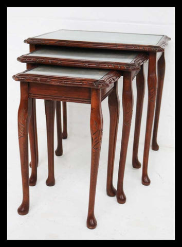 I.2063 MESAS NIDO CON CUBIERTAS DE CUERO