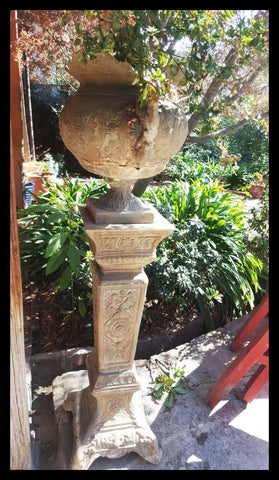 II.2666 PAR DE MACETAS DE FIERRO CON PEDESTAL