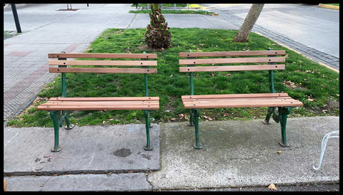 I.2107 PAR DE ESCAÑOS DE MADERA Y FIERRO