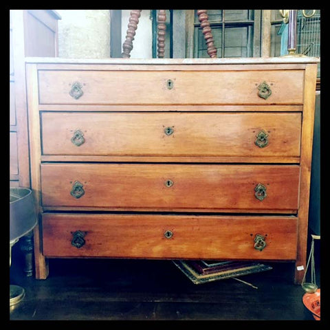 I.807 CÓMODA CON MÁRMOL