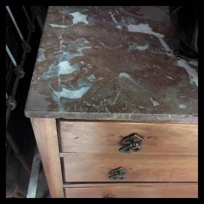 I.807 CÓMODA CON MÁRMOL