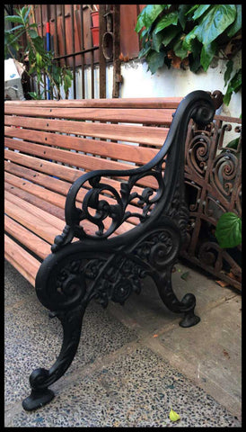 I.2138  ESCAÑOS NEGROS CON MADERA DE AROMO