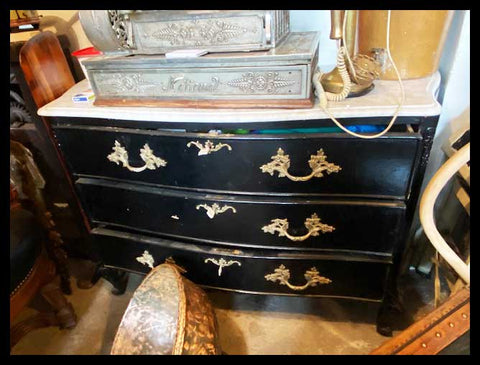 I.2142  CÓMODA LACADA NEGRA CON MÁRMOL