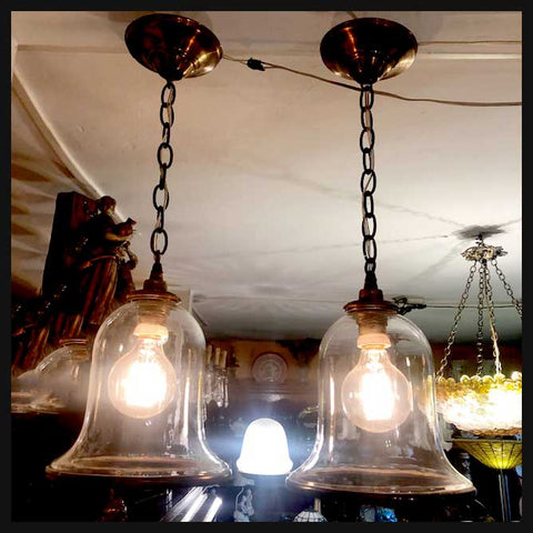 II.1981 PAR DE LÁMPARAS DE BRONCE Y VIDRIO