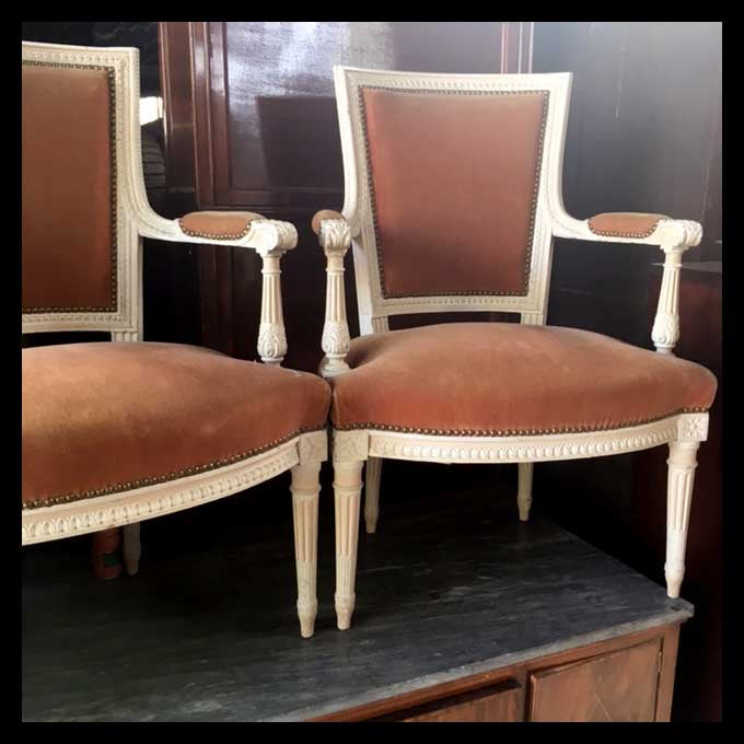 I.820 PAR DE SILLAS BLANCAS CON FELPA NARANJA