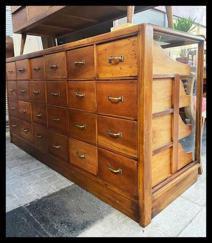 I.2145  VITRINA VIDRIADA DE LINGUE 24 CAJONES