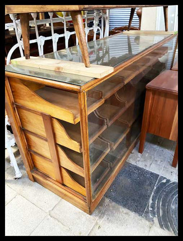 I.2145  VITRINA VIDRIADA DE LINGUE 24 CAJONES