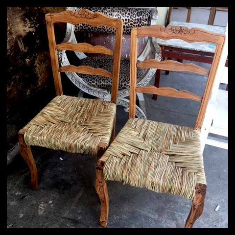 I.824 PAR DE SILLAS DE MADERA Y PAJA