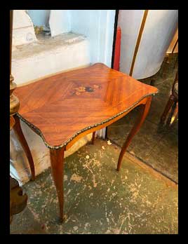 I.2151 MESITA CON MARQUETERÍA