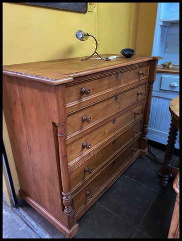 I.2154  CÓMODA CHILENA ALTA CON BALAUSTROS