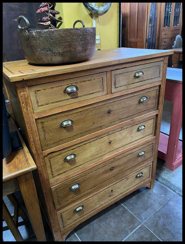 I.2158  CÓMODA ALTA CON TIRADORES DE BRONCE