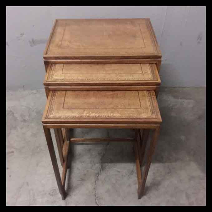 I.842 TRÍO DE MESITAS NIDO CON CUERO