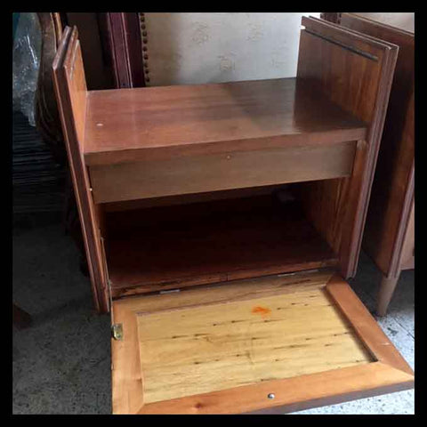 I.847 PAR DE VELADORES SÓNICOS