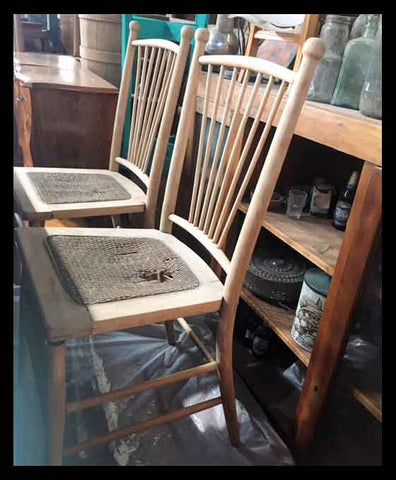 I.850 PAR DE SILLAS DE MADERA CON ESTERILLA