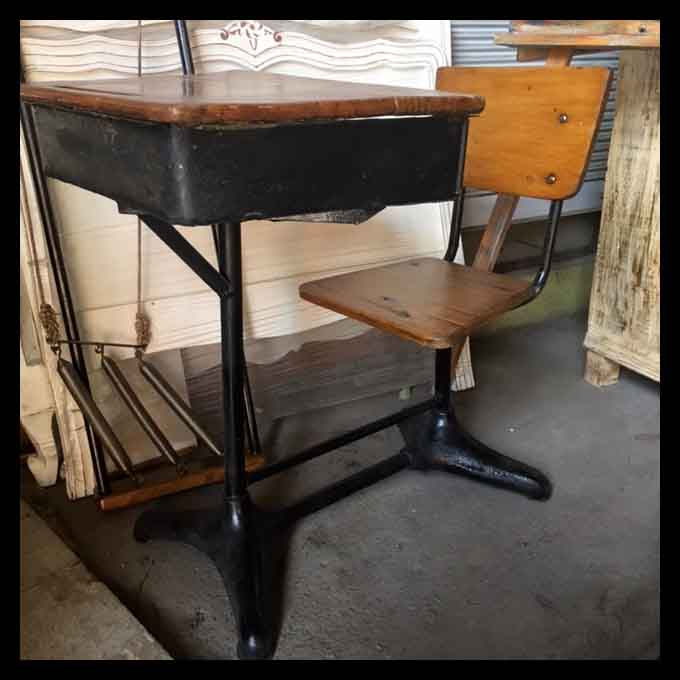 I.853 PUPITRE DE MADERA