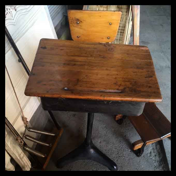 I.853 PUPITRE DE MADERA