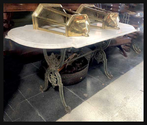 I.1485 MESA DE MÁRMOL CON PATAS DE FIERRO