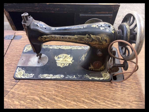 I.885 MÁQUINA DE COSER CON SU MESA