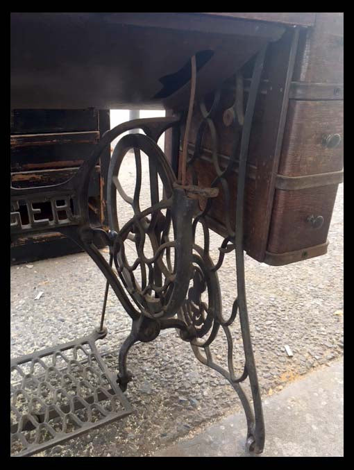 I.885 MÁQUINA DE COSER CON SU MESA