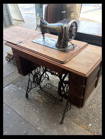 I.885 MÁQUINA DE COSER CON SU MESA