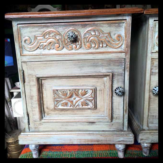 I.899 PAR DE VELADORES