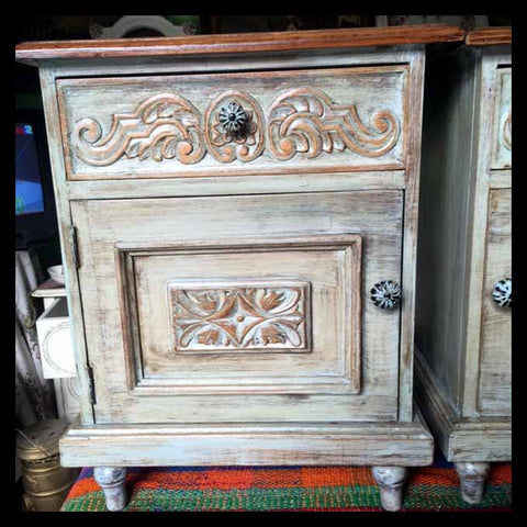 I.899 PAR DE VELADORES