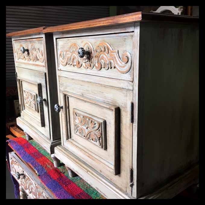 I.899 PAR DE VELADORES