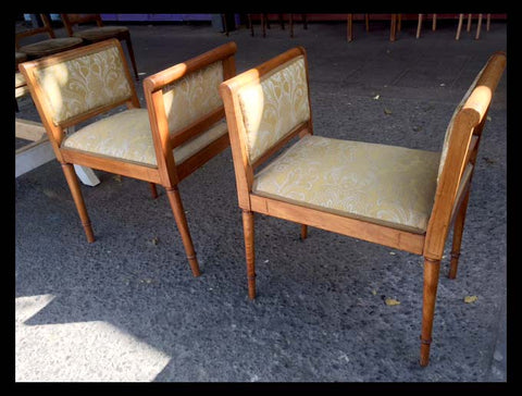 I.903 PAR DE BANCAS CON TAPIZ AMARILLO