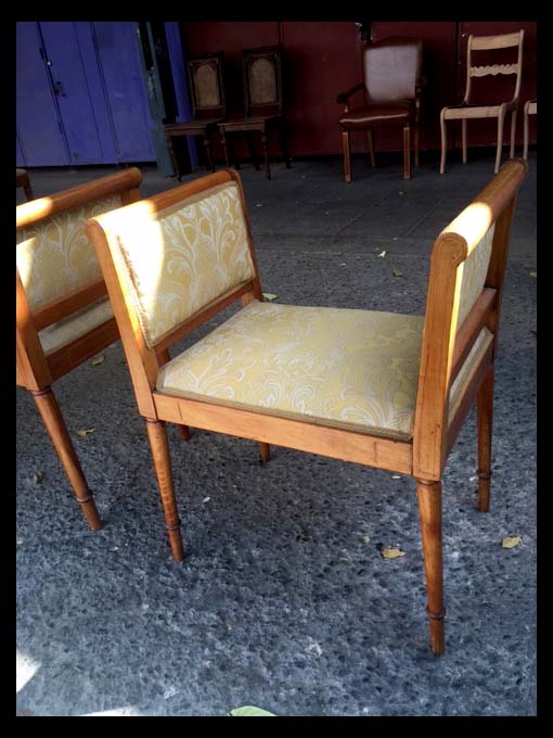 I.903 PAR DE BANCAS CON TAPIZ AMARILLO