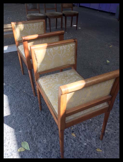 I.903 PAR DE BANCAS CON TAPIZ AMARILLO