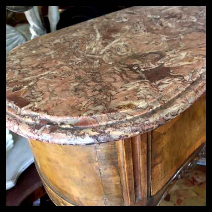 I.905 PAR DE VELADORES DE NOGAL CON MÁRMOL