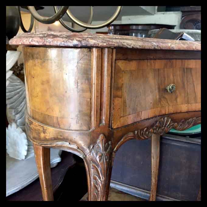 I.905 PAR DE VELADORES DE NOGAL CON MÁRMOL