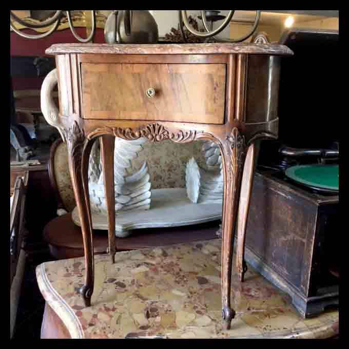 I.905 PAR DE VELADORES DE NOGAL CON MÁRMOL