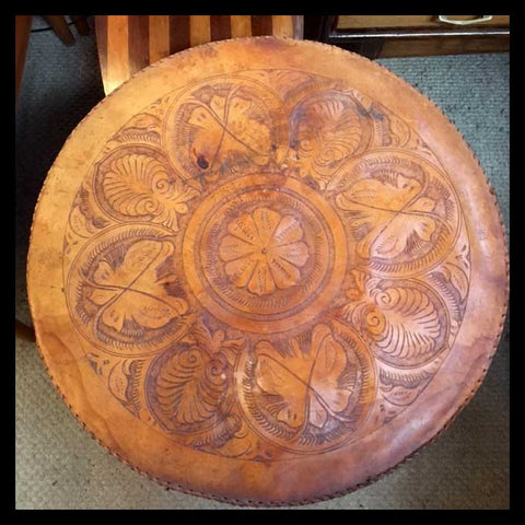 I.921 MESITA REDONDA CON CUERO