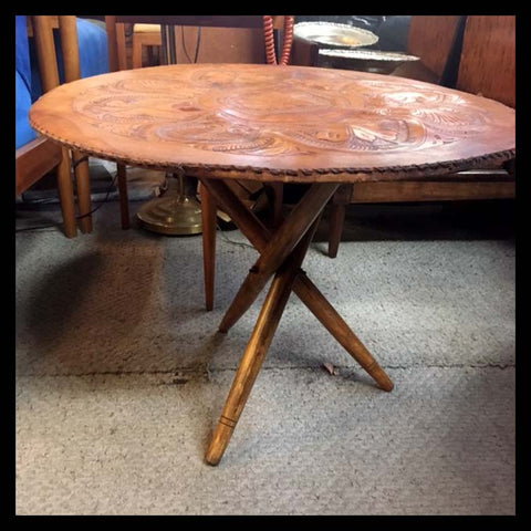 I.921 MESITA REDONDA CON CUERO