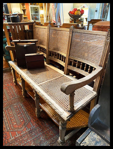 I.2185  BANCA DE TRES CUERPOS DE MADERA Y JUNCO