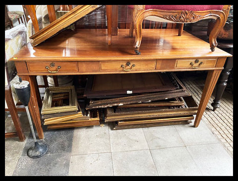 I.2190  ESCRITORIO DE TRES CAJONES