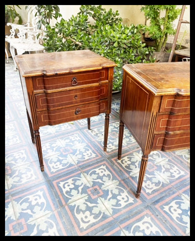 I.2196  PAR DE VELADORES LUIS XVI