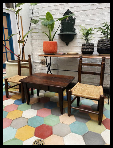 I.2206   JUEGO DE MATERA Y DOS SILLAS