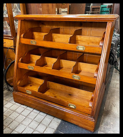 I.2221    MUEBLE EXHIBIDOR CON CAJONES DE  MADERA