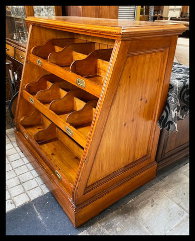 I.2221    MUEBLE EXHIBIDOR CON CAJONES DE  MADERA