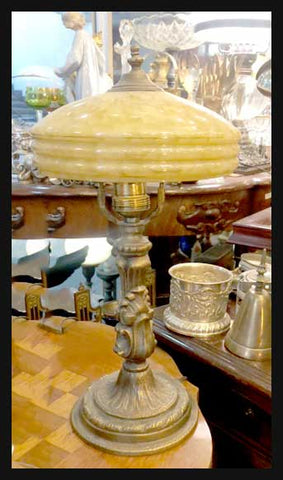 II.2202 LÁMPARA DE BRONCE Y PANTALLA DE OPALINA AMARILLA