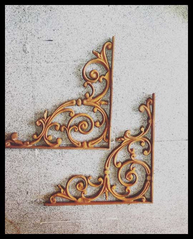 II.2056 PAR DE ESQUINEROS DE FIERRO