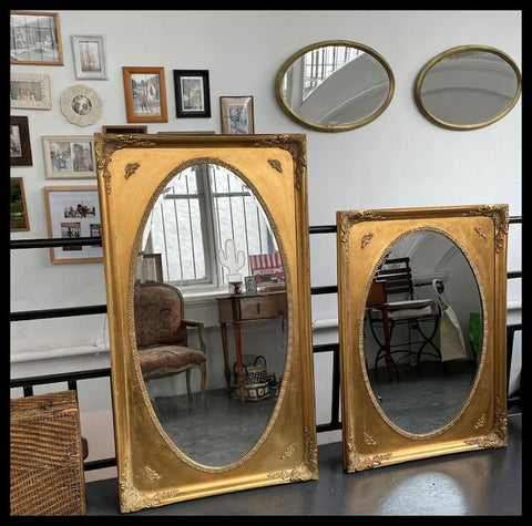 II.3088  ESPEJOS OVALADOS EN MARCOS RECTANGULARES DORADOS