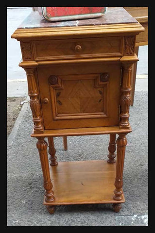 I.1743 PAR DE VELADORES CUBIERTA DE MÁRMOL