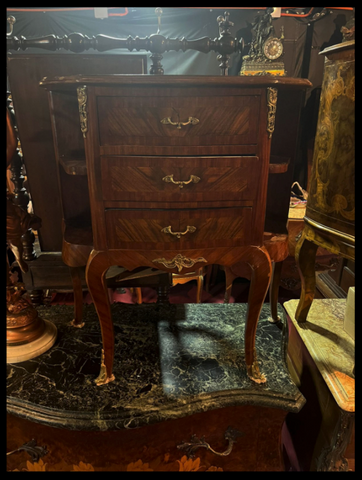 I.3763 VELADOR FRANCES DE TRES CAJONES CON REPISA ENCHAPADO EN MADERA