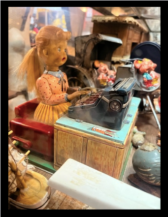 II.3497 MUÑECA DE LATA