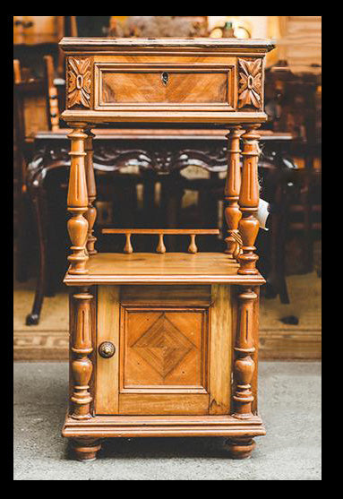 I.316 PAR DE VELADORES SIMILARES