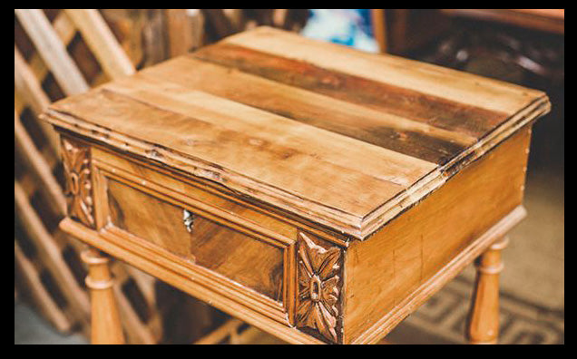 I.316 PAR DE VELADORES SIMILARES